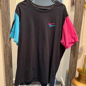 Nike Men’s XXL Color-Block Swoosh Graphic T-Shirt – Black w/ Blue & Pink Sleeves